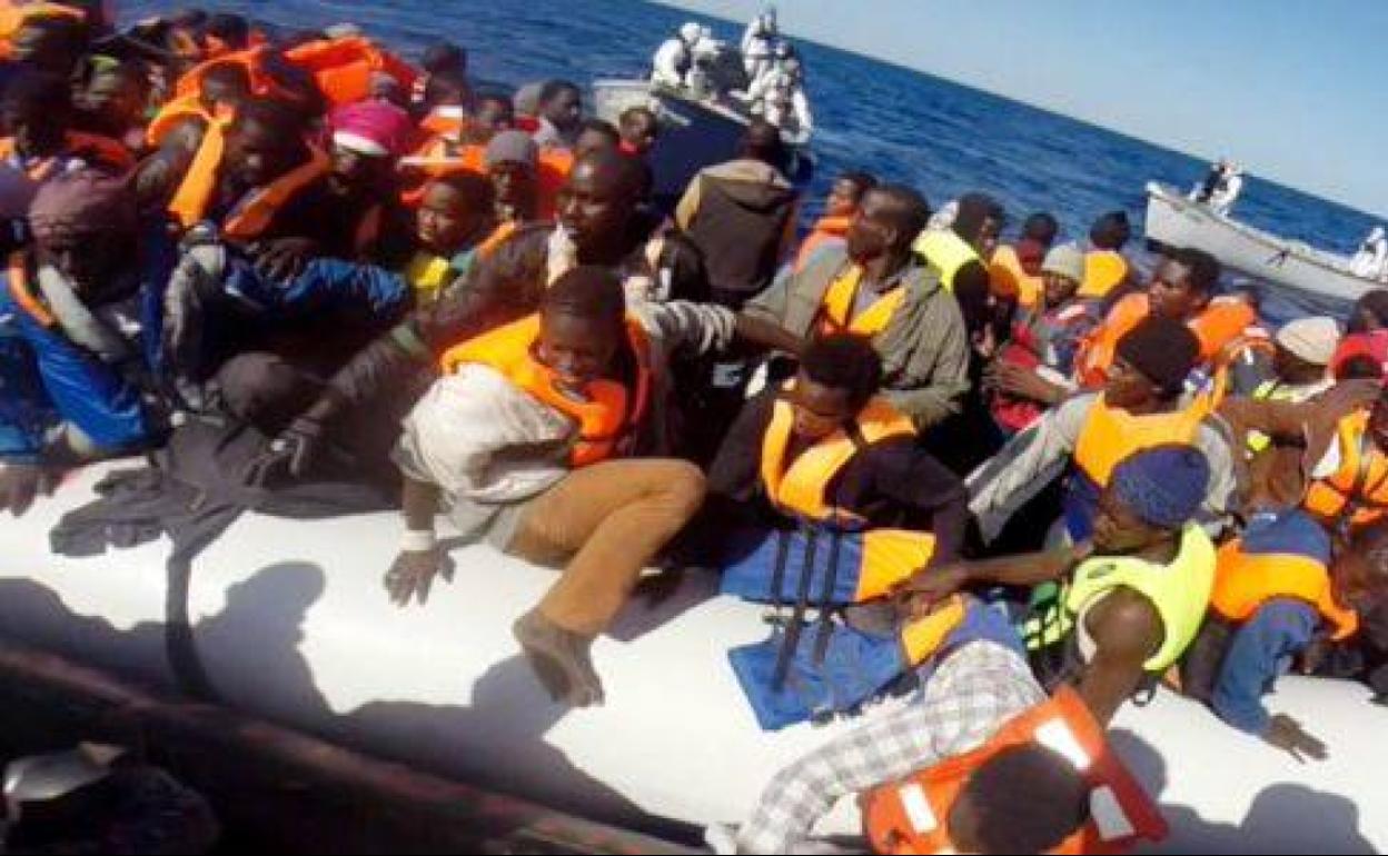 Inmigrantes asistidos en una embarcación en el Mediterráneo.