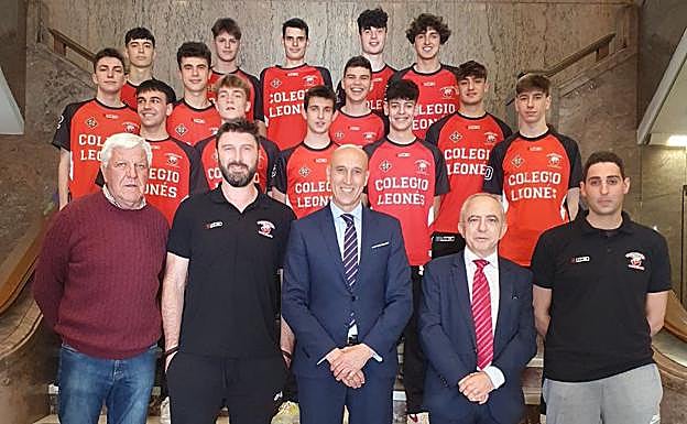 El alcalde ha dado ánimos a los jugadores del Colegio Leonés júnior.