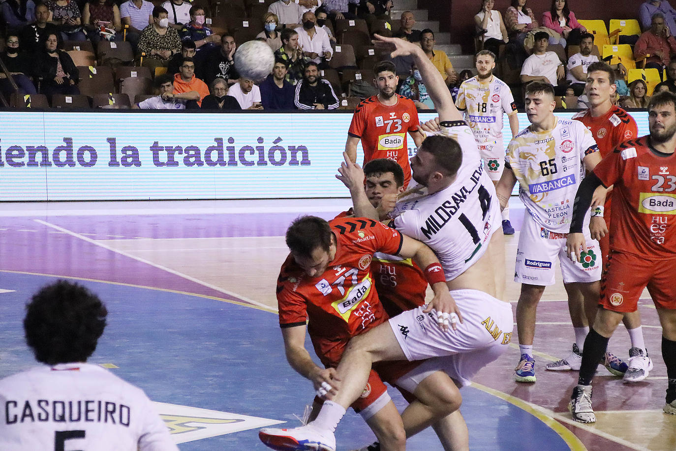 El conjunto marista no logra ganar a Huesca y se complica su presencia en la competición continental el próximo curso