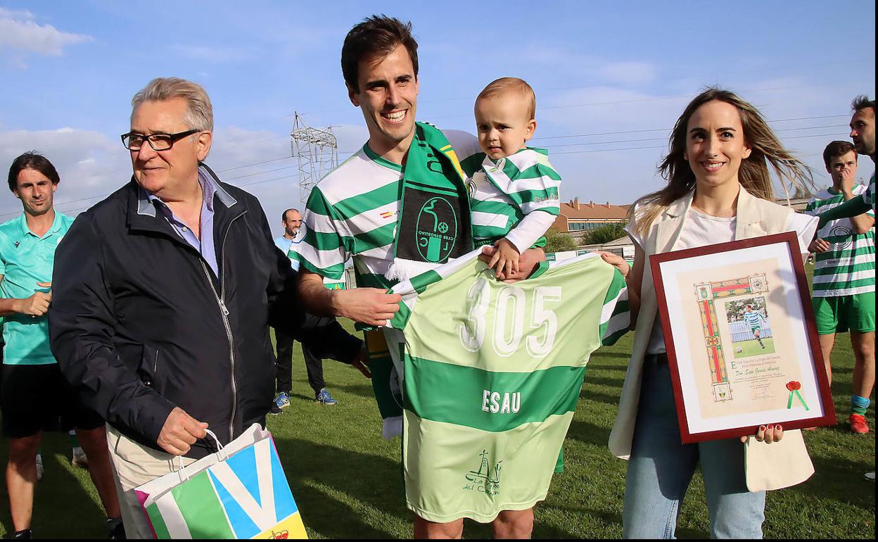 La Virgen rindió homenaje a Esaú, que se retira del fútbol tras más de 300 partidos y diez temporas en el club verdiblanco.