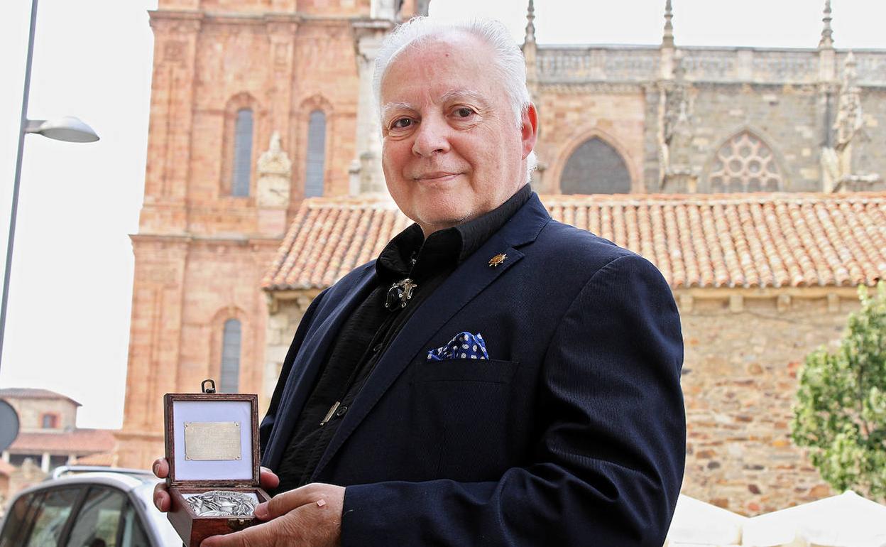 El escritor y poeta tinerfeño Javier de la Rosa con la Medalla Conmemorativa del Bimilenario de Astorga.
