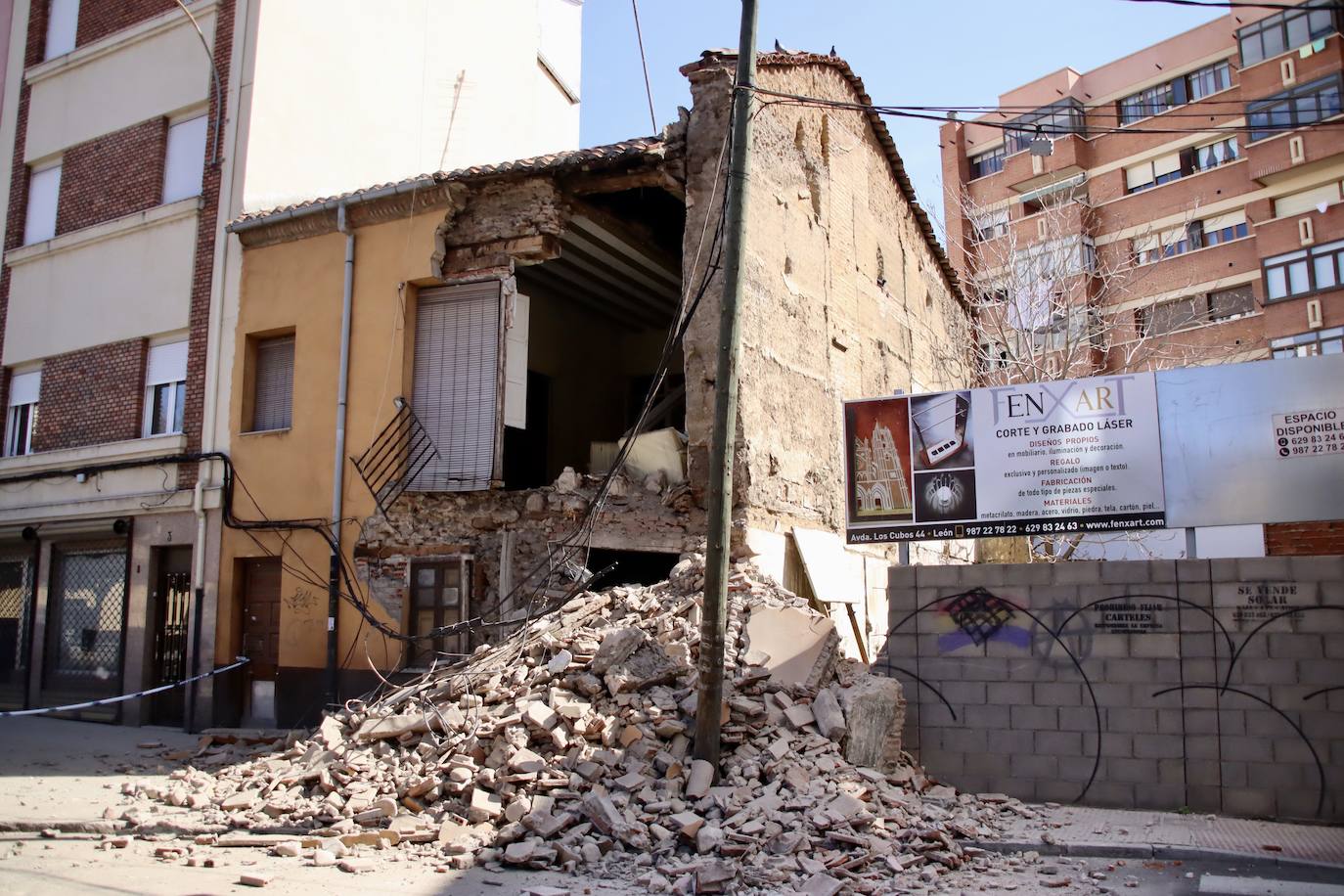 Fotos: Un edificio de León capital se derrumba en plena noche