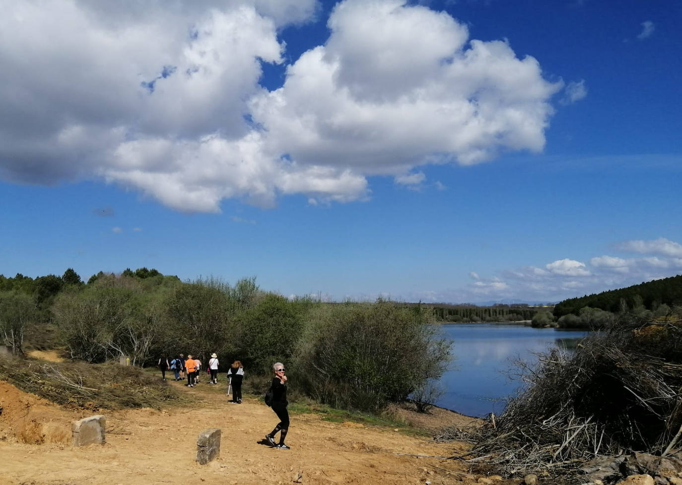 La II Marcha de Künig entre Santa Marina del Rey y Villamejil congrega a unas 80 personas