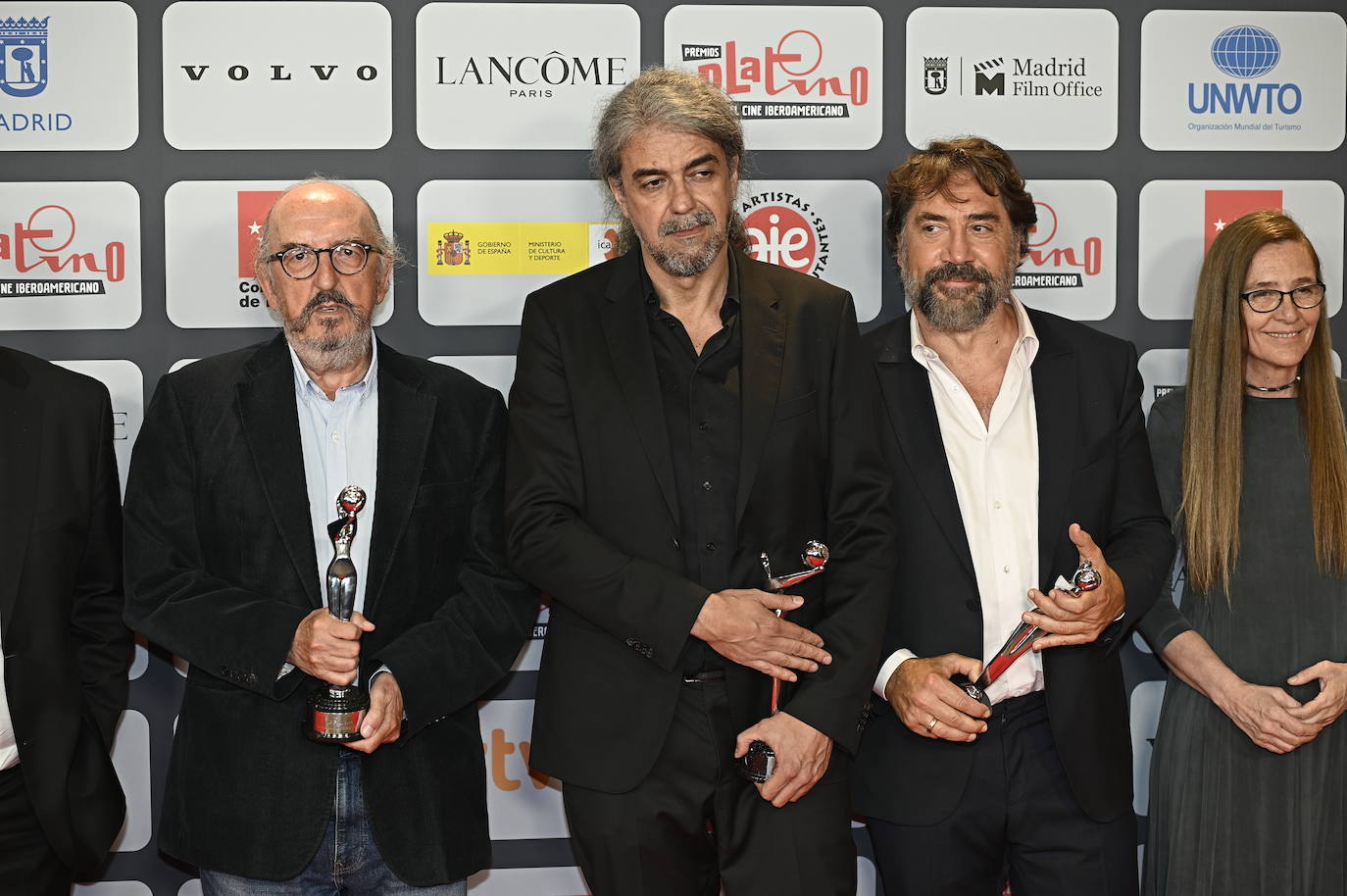 Fernando León de Aranoa y Javier Bardem posan con sus premios Platino de cine.