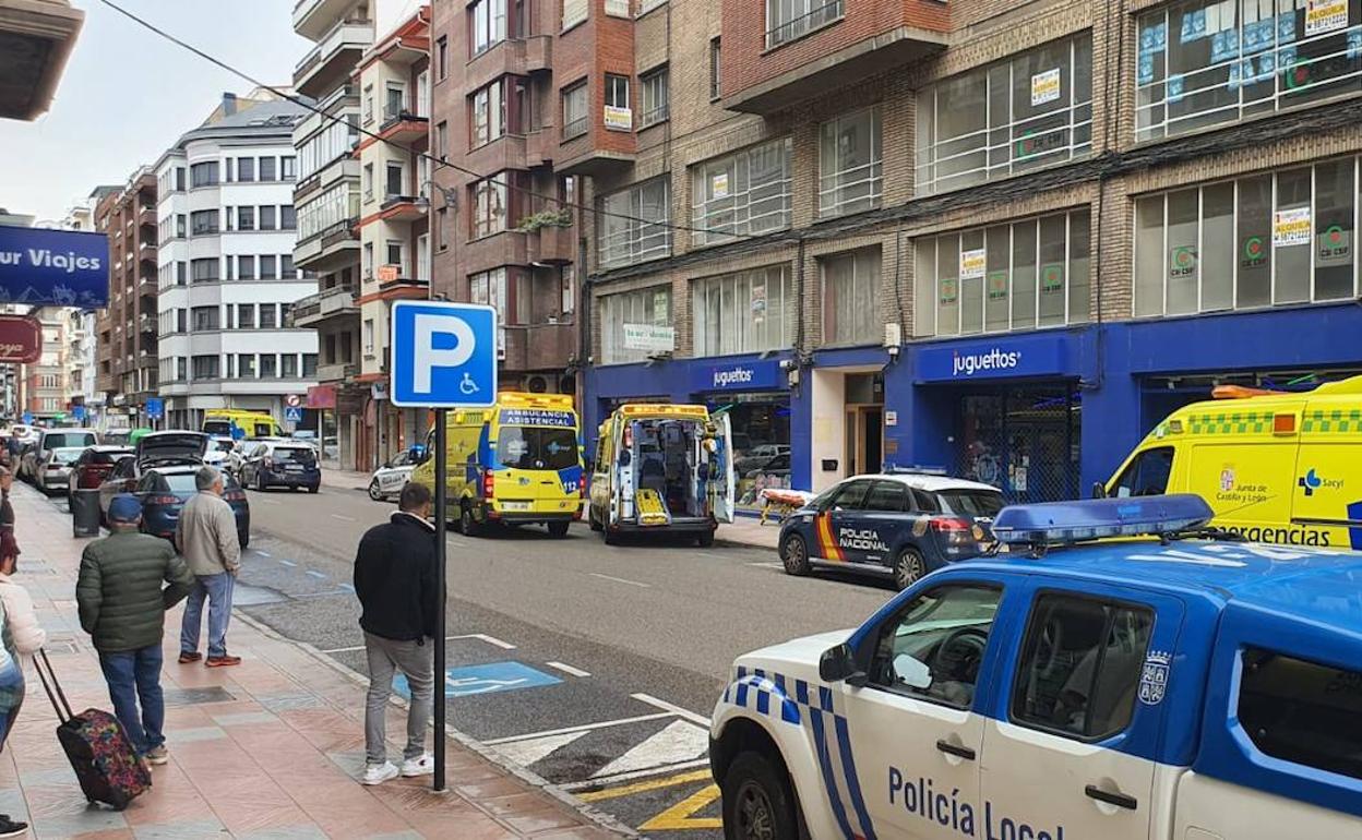 Imagen de las ambulancias y los vehículos de la policía desplazados al lugar. 