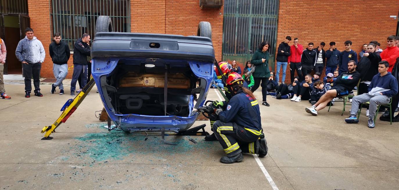 Imagen del simulacro realizado por el cuerpo municipal de bomberos de León en el colegio Giner de los Ríos. 
