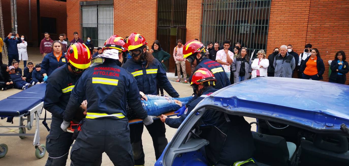 Imagen del simulacro realizado por el cuerpo municipal de bomberos de León en el colegio Giner de los Ríos. 