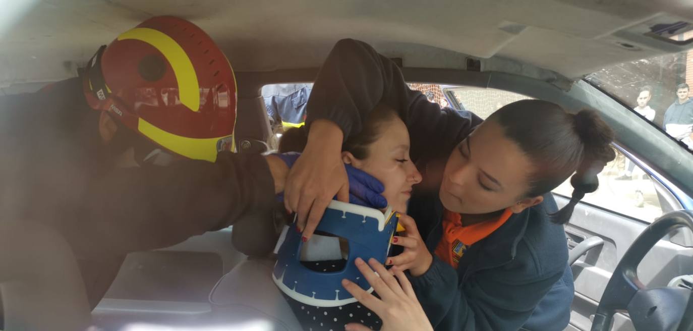 Imagen del simulacro realizado por el cuerpo municipal de bomberos de León en el colegio Giner de los Ríos. 