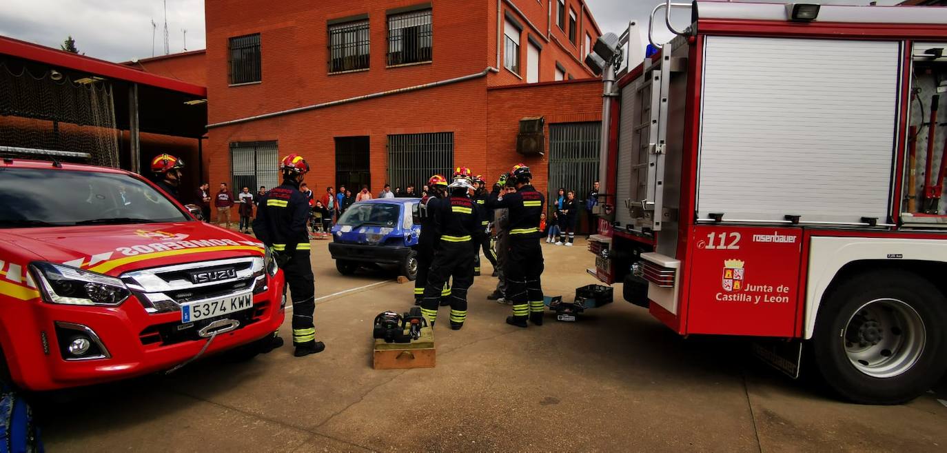 Imagen del simulacro realizado por el cuerpo municipal de bomberos de León en el colegio Giner de los Ríos. 