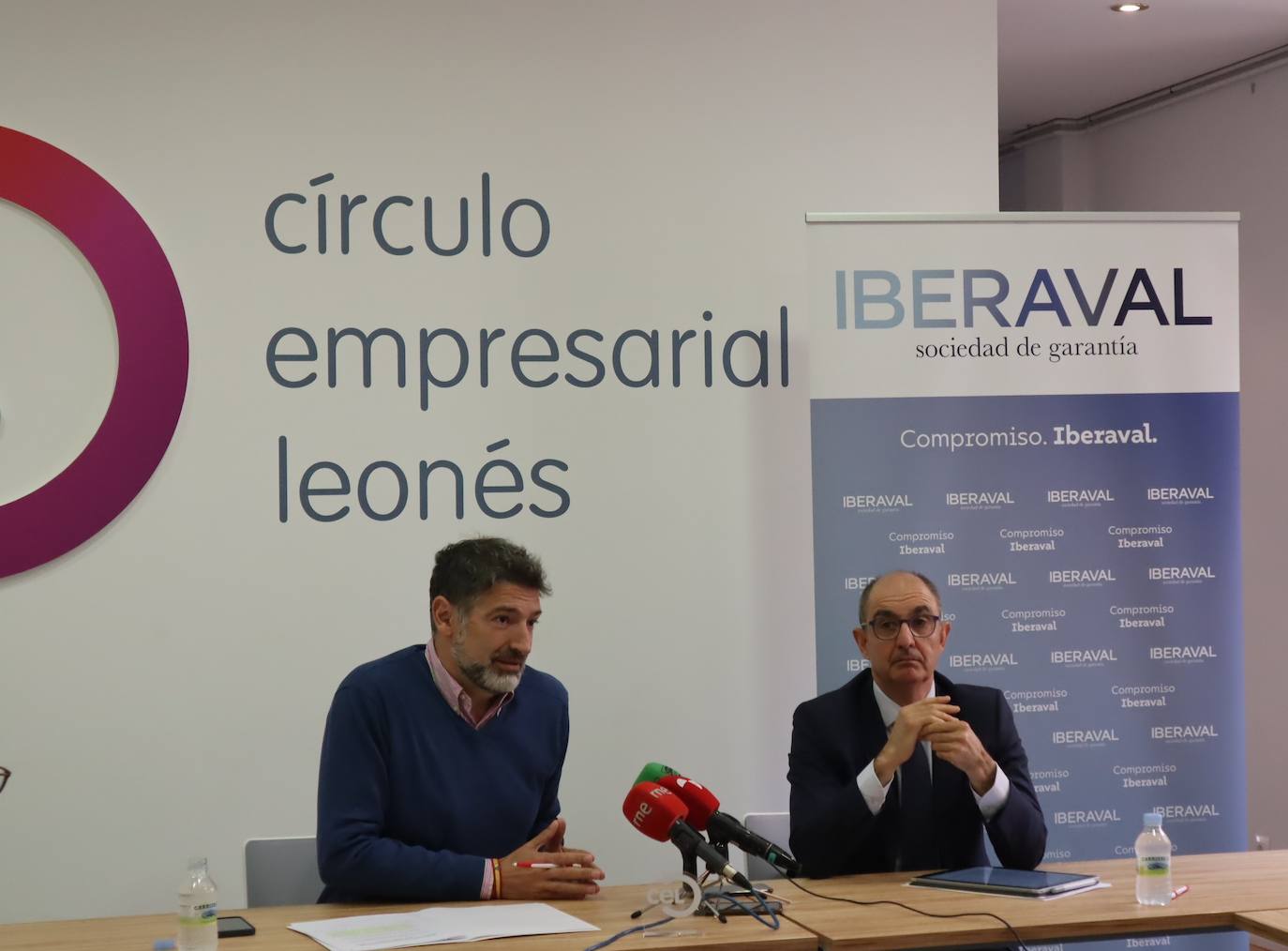 El Círculo Empresarial Leonés, Julio César Álvarez, y el director general de Iberaval, Pedro Pisonero presetan el convenio de colaboración de ambas entidades. 