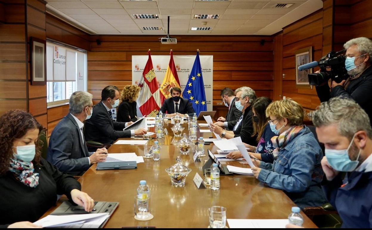 El consejero de Medio Ambiente, Vivienda y Ordenación del Territorio, Juan Carlos Suárez-Quiñones, acompañado por los representantes sindicales y empresariales del Diálogo Social, informa sobre la resolución de la convocatoria de ayudas al alquiler de vivienda 2021 en Castilla y León.