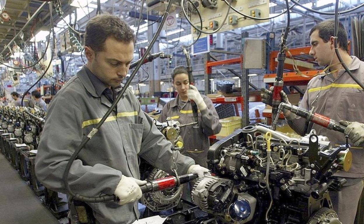 Empleados de Renault durante el proceso de fabricación de motores. 