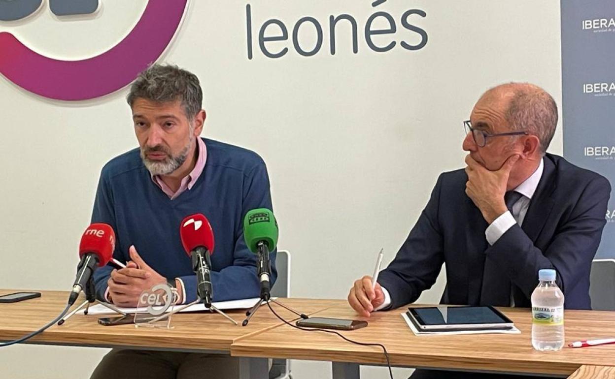 El Círculo Empresarial Leonés, Julio César Álvarez, y el director general de Iberaval, Pedro Pisonero presetan el convenio de colaboración de ambas entidades. 