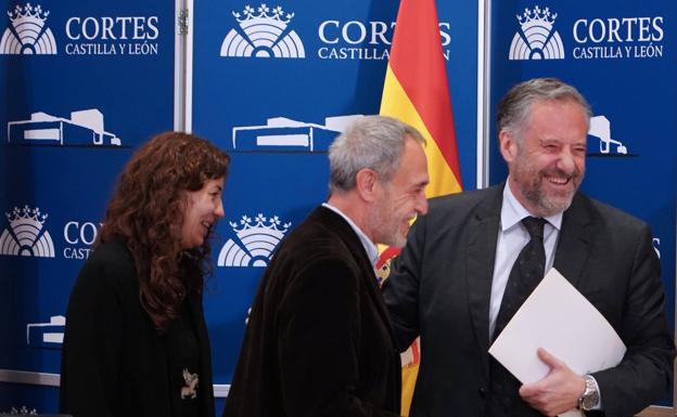 Galería. El presidente de las Cortes, Carlos Pollán, recibe a los responsables de Fundos y el Museo Casa Botines.