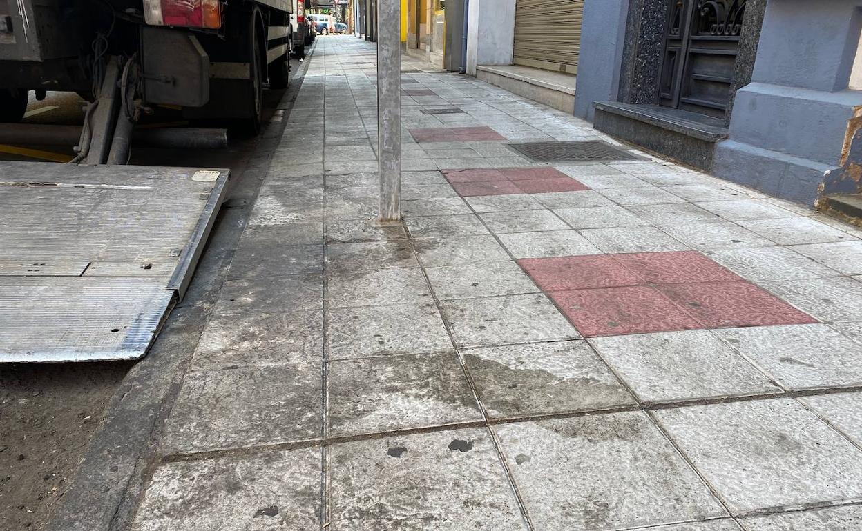 Imagen de la acera de la capital de León. 