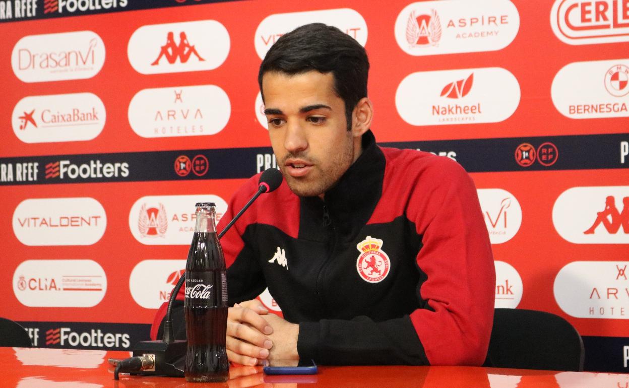 Alberto Solis, centrocampista de la Cultural Leonesa en rueda de prensa. 