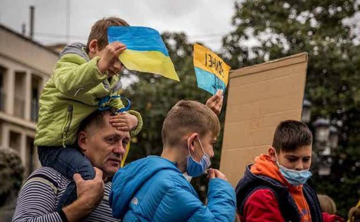 Niño ucraniano a hombros de su padre durante una manifestación por la paz celebrada en Valencia el 27 de febrero de 2022. 