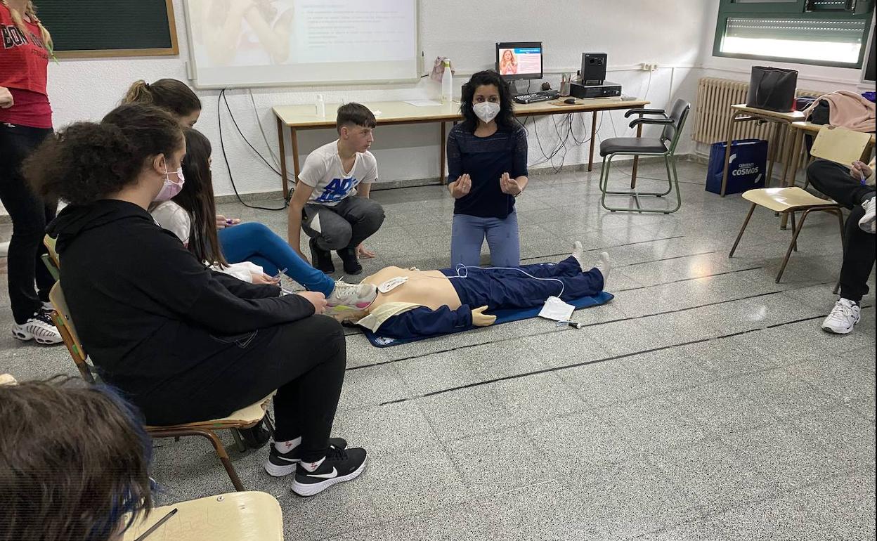 Alumnos del colegio de Toral de los Vados participan en unas jornadas sobre alimentación saludable y primeros auxilios impartidas por personal de la fábrica de Cementos Cosmos.