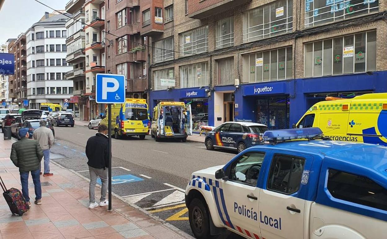 Imagen de las ambulancias en el inmueble el día del incidente. 