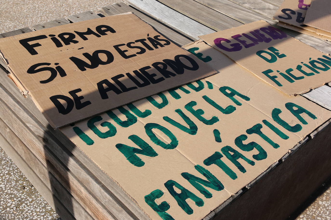 Una decena de mujeres se concentra frente al Espacio Vías