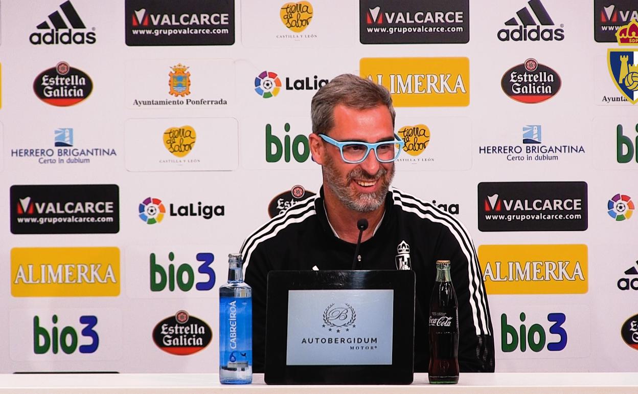 Jon Pérez Bolo, entrenador de la SD Ponferradina en rueda de prensa. 