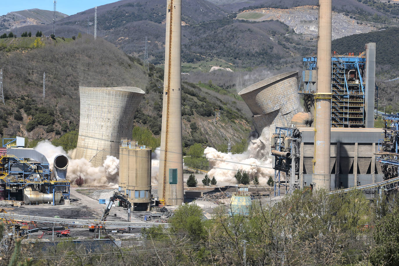 Fotos: La voladura de la térmica desde las ópticas de Peio y Campillo