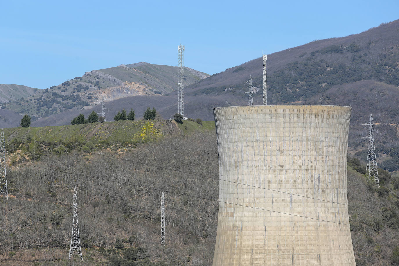 Fotos: La voladura de la térmica desde las ópticas de Peio y Campillo