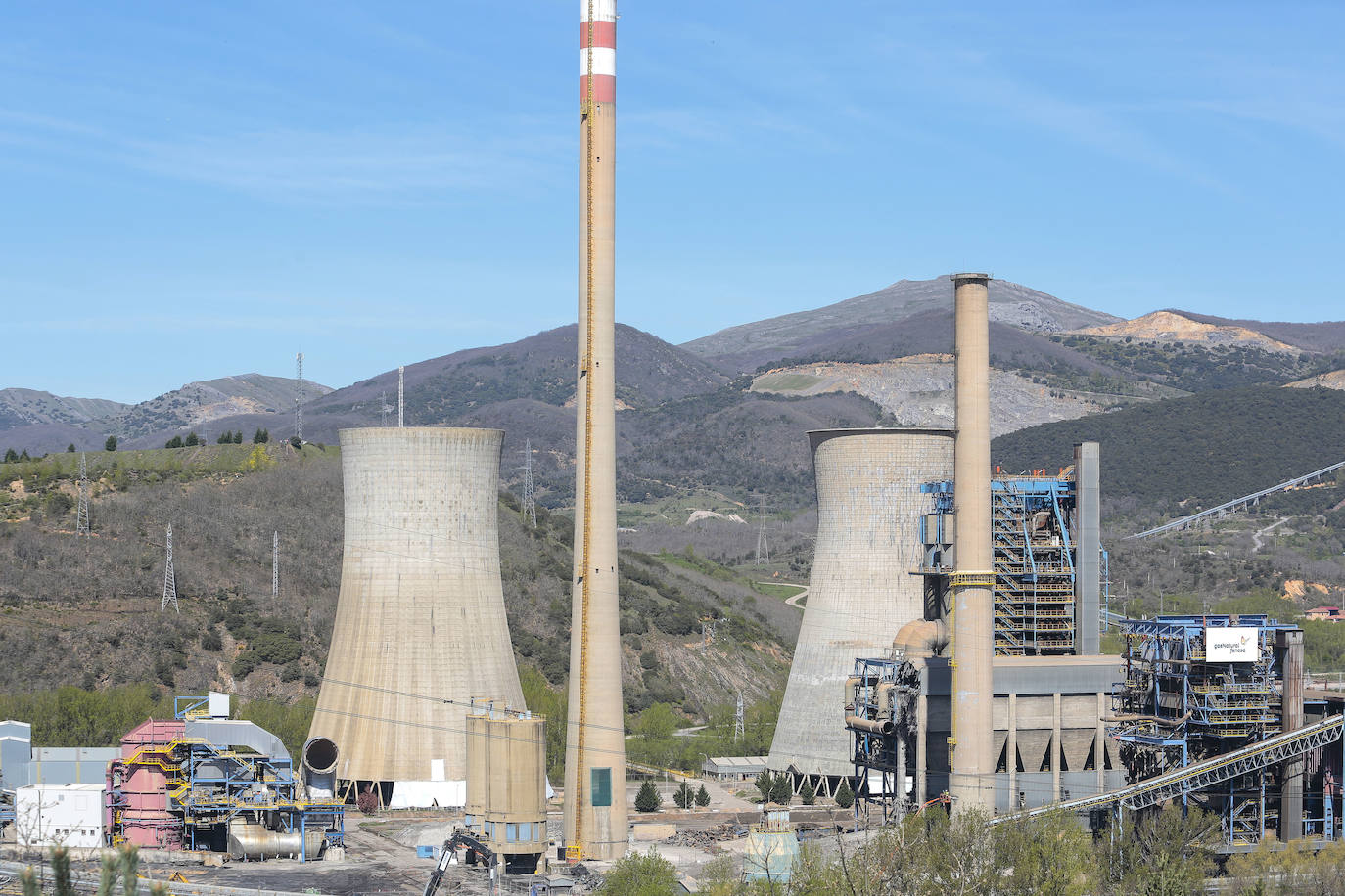 Fotos: La voladura de la térmica desde las ópticas de Peio y Campillo