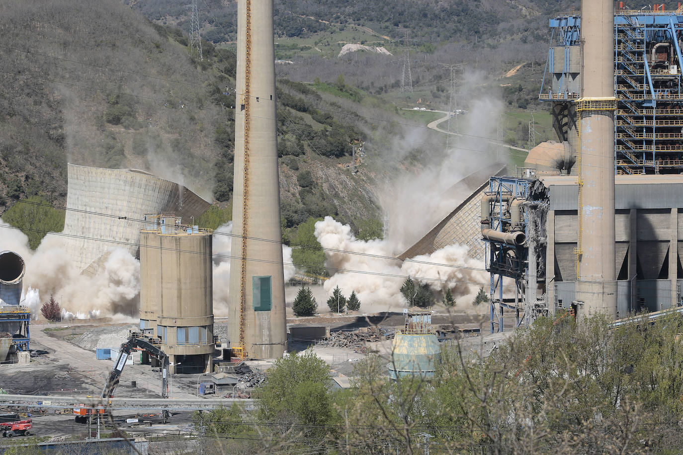 Fotos: La voladura de la térmica desde las ópticas de Peio y Campillo