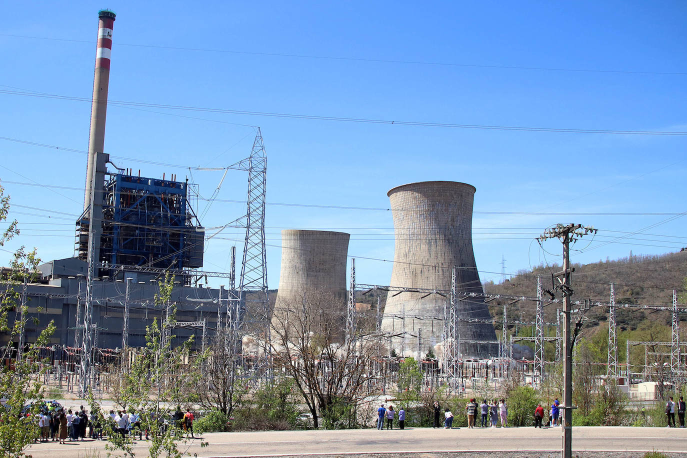 Fotos: La voladura de la térmica desde las ópticas de Peio y Campillo