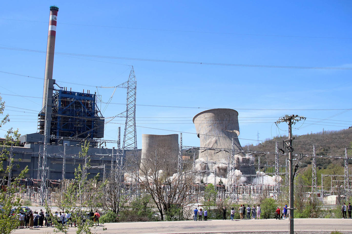 Fotos: La voladura de la térmica desde las ópticas de Peio y Campillo