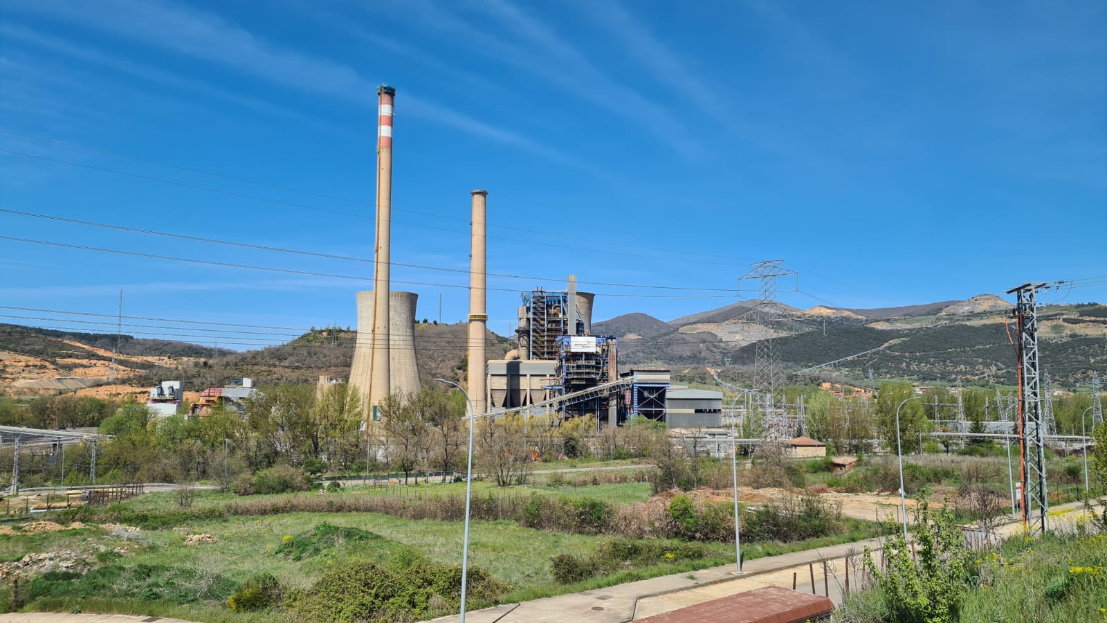 Una de las últimas imágenes del paisaje de La Robla con las torres como telón de fondo.