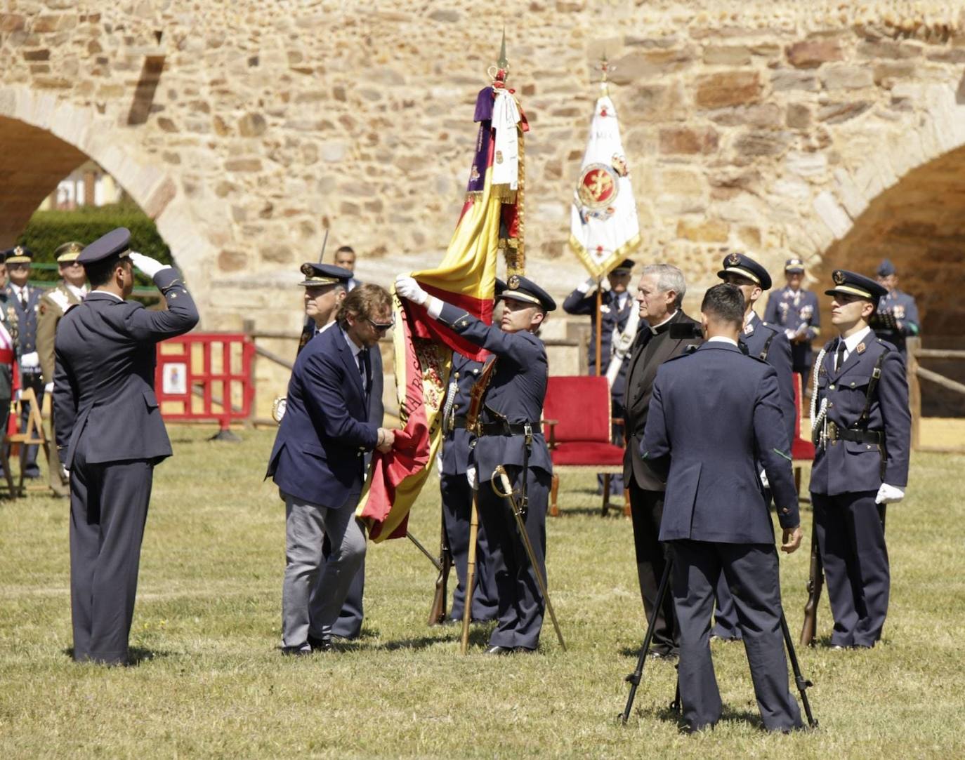 cto de Jura de Bandera Civil presidido por el coronel director de la Academia Básica del Aire