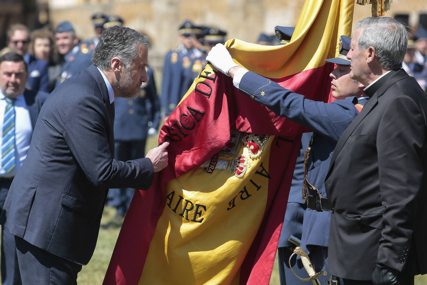 cto de Jura de Bandera Civil presidido por el coronel director de la Academia Básica del Aire