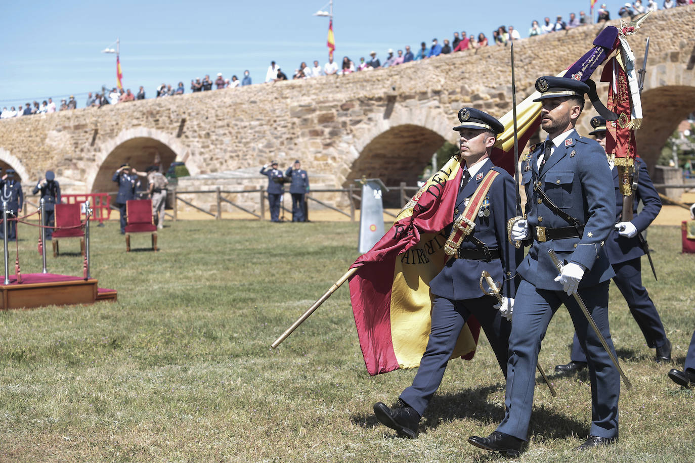 cto de Jura de Bandera Civil presidido por el coronel director de la Academia Básica del Aire