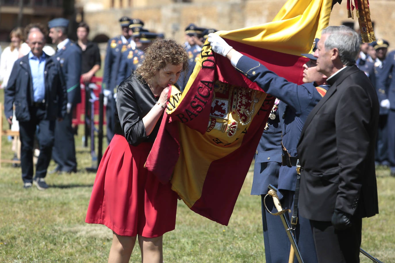 cto de Jura de Bandera Civil presidido por el coronel director de la Academia Básica del Aire