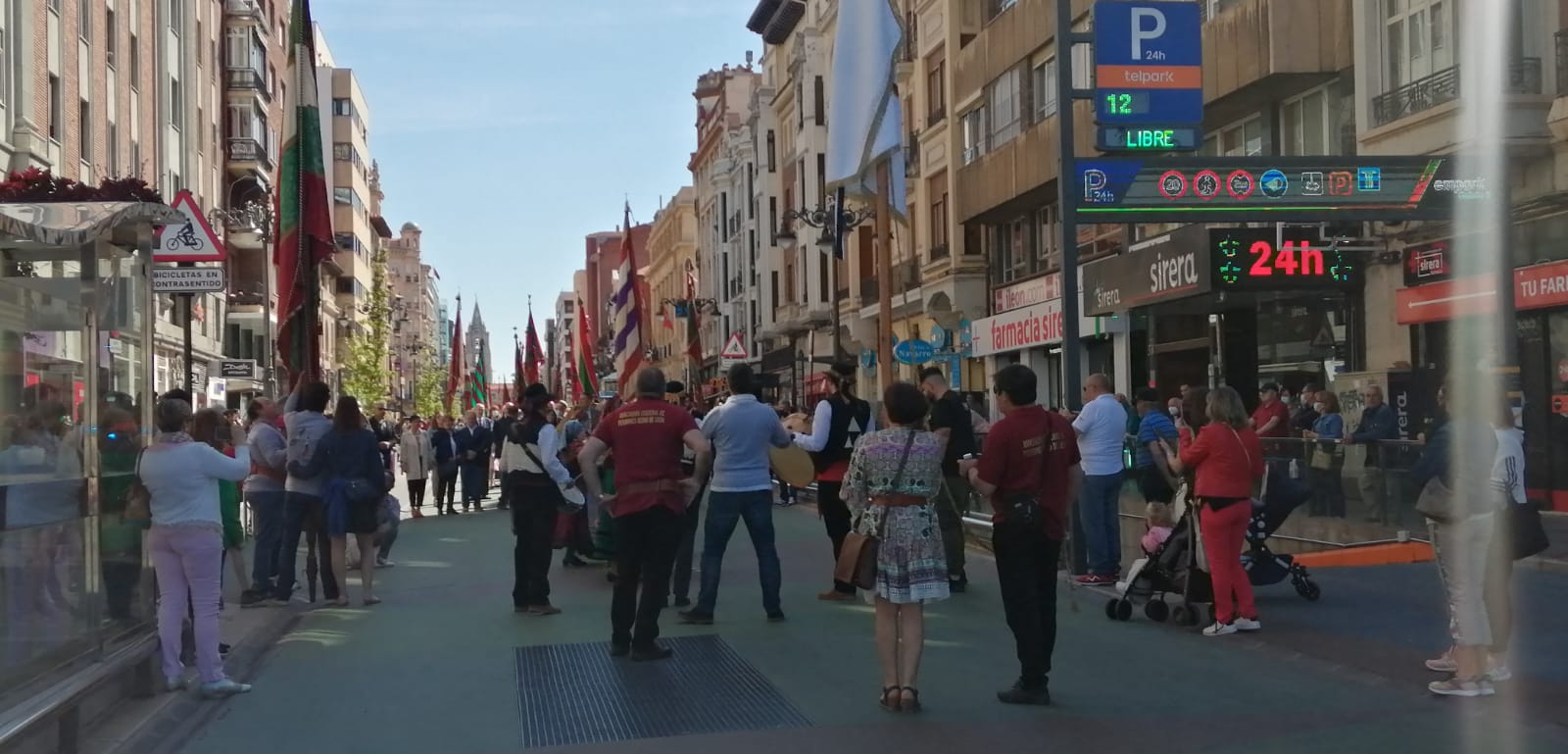 Fotos: Homenaje de los pendones a los sectores de la pandemia