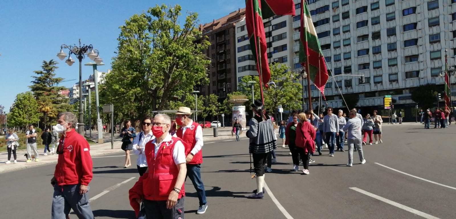 Fotos: Homenaje de los pendones a los sectores de la pandemia