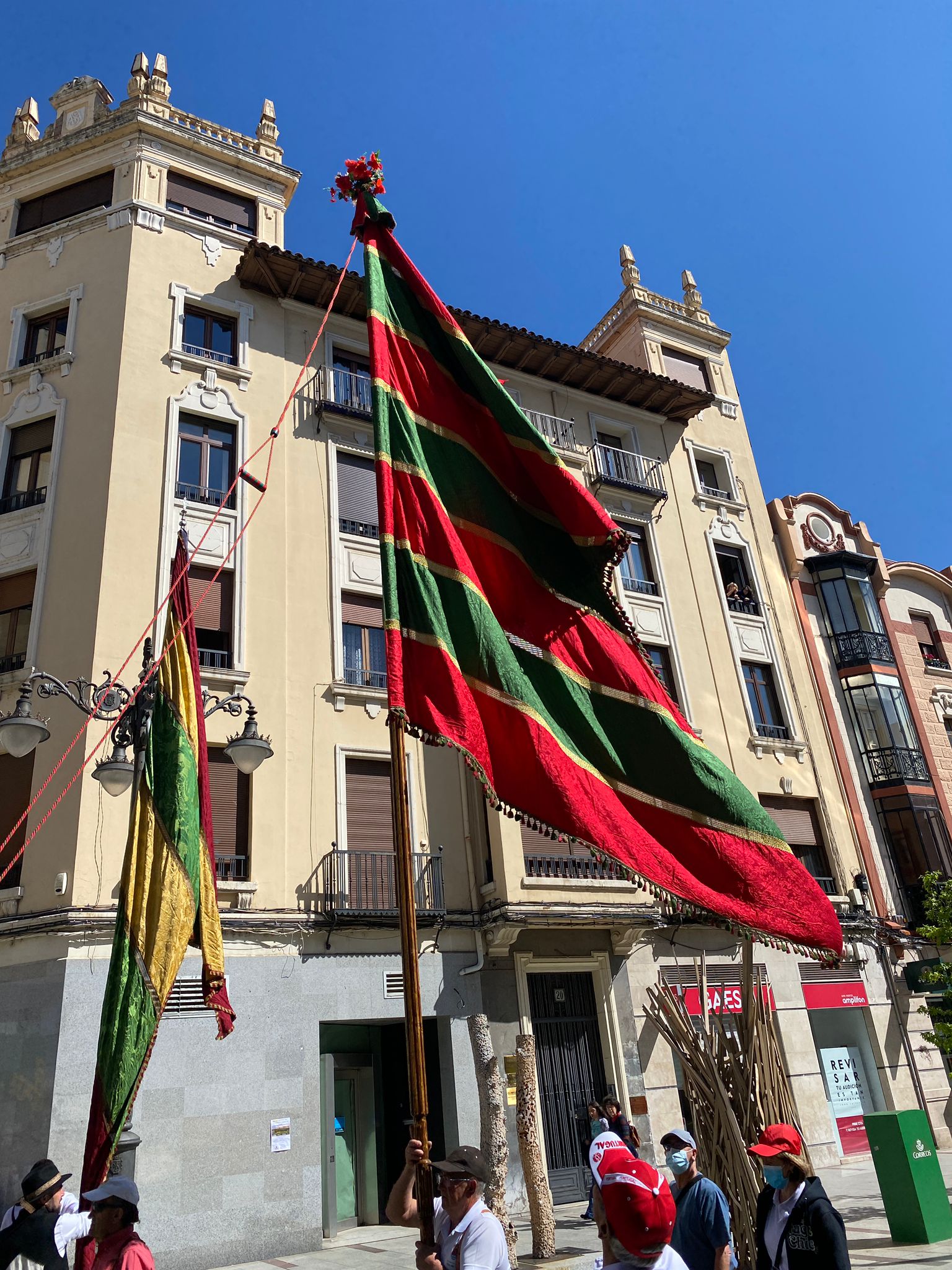 Fotos: Homenaje de los pendones a los sectores de la pandemia