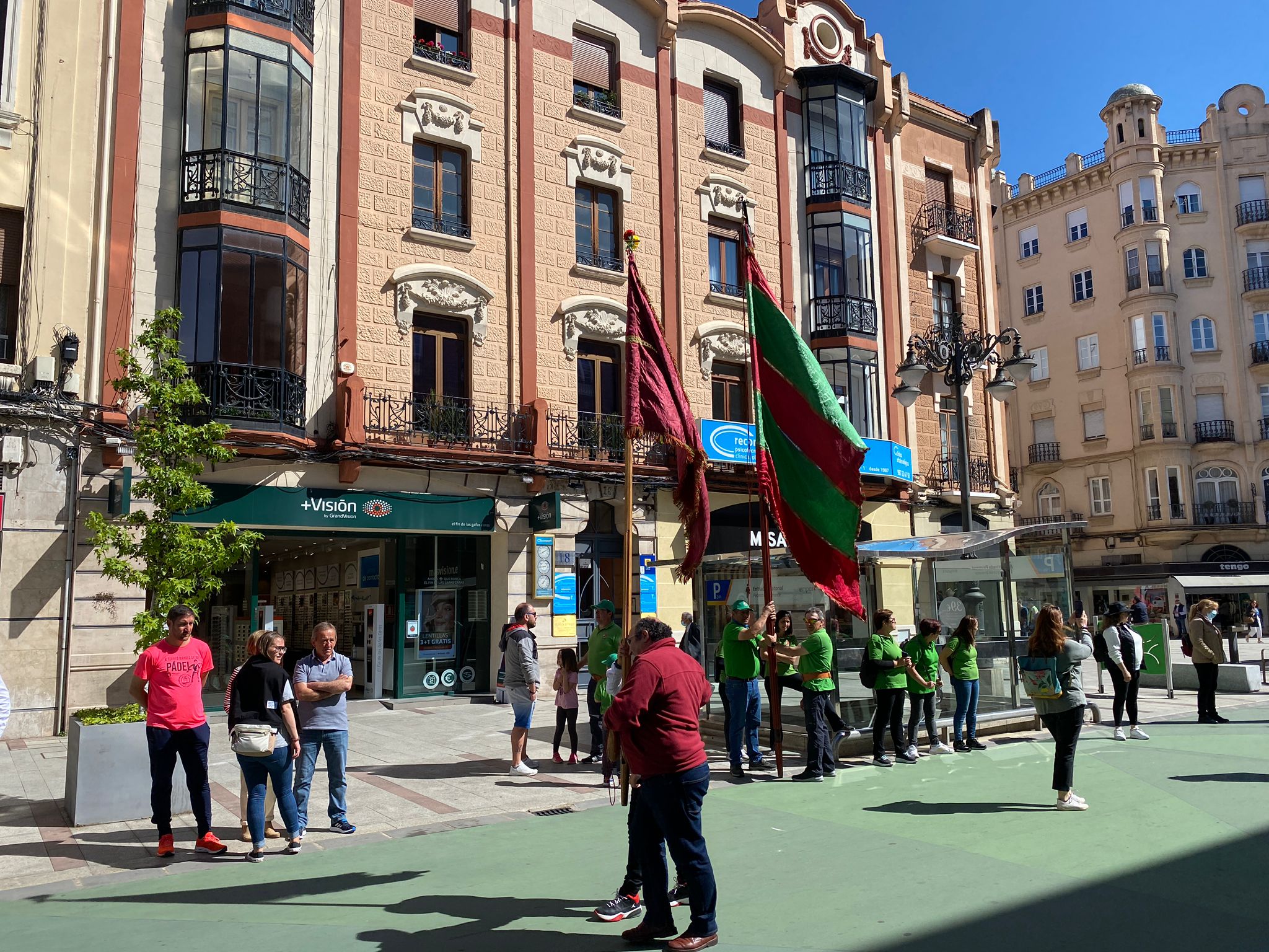 Fotos: Homenaje de los pendones a los sectores de la pandemia