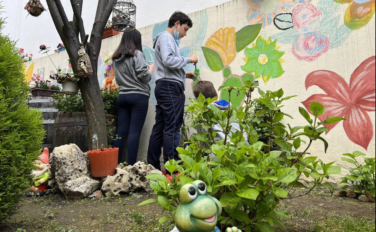Un instante de la decoración del mural en la cafetería por parte de los alumnos.