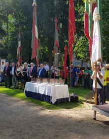 Imagen secundaria 2 - El homenaje de los pendones a los colectivos de la pandemia llega hasta Ponferrada