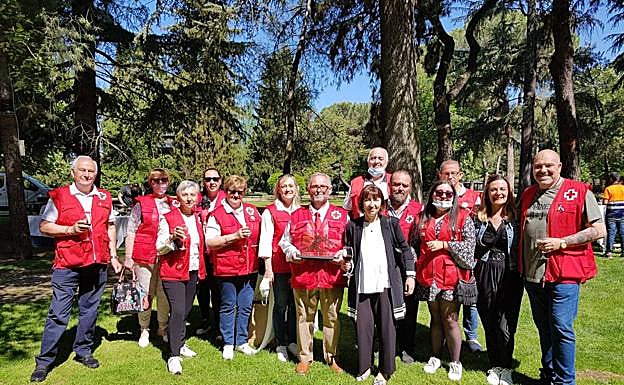 Imagen principal - El homenaje de los pendones a los colectivos de la pandemia llega hasta Ponferrada