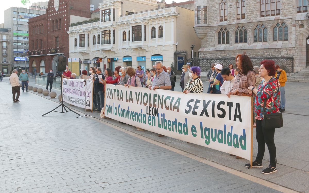 El asesinato de una mujer en Tarancón (Cuenca) el pasado lunes saca a la calle una nueva concentración de los Lunes sin Sol frente a la Casa Botines para denunciar la lacra de la violencia de género