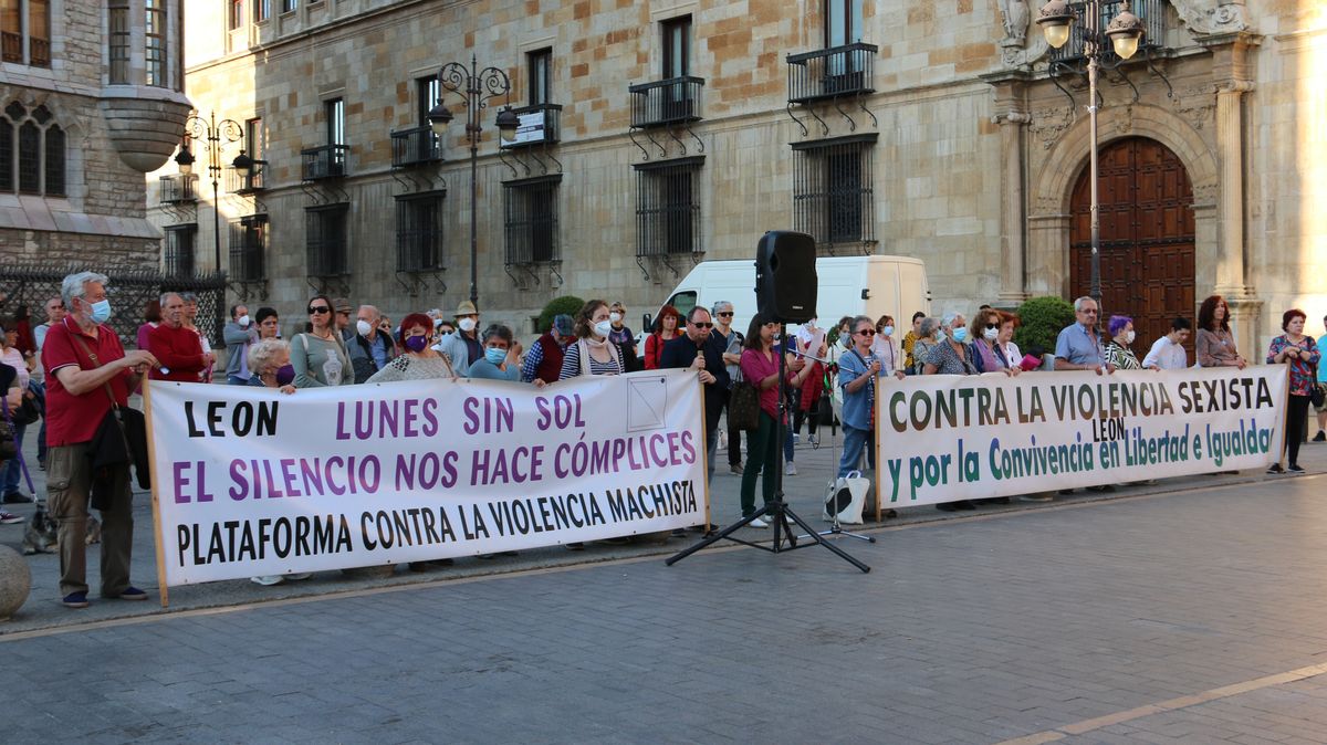 El asesinato de una mujer en Tarancón (Cuenca) el pasado lunes saca a la calle una nueva concentración de los Lunes sin Sol frente a la Casa Botines para denunciar la lacra de la violencia de género
