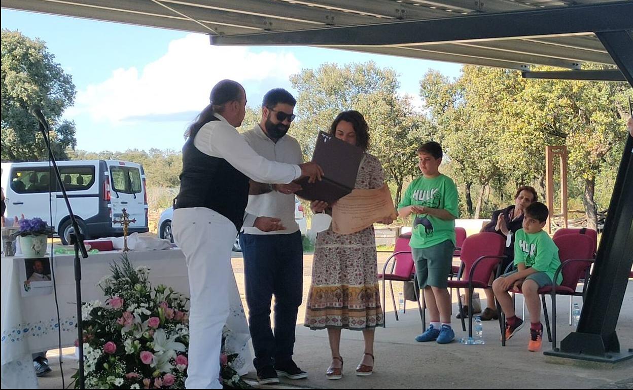 El párroco Víctor Murias celebró una misa de campaña en la que estuvo presente la familia del homenajeado