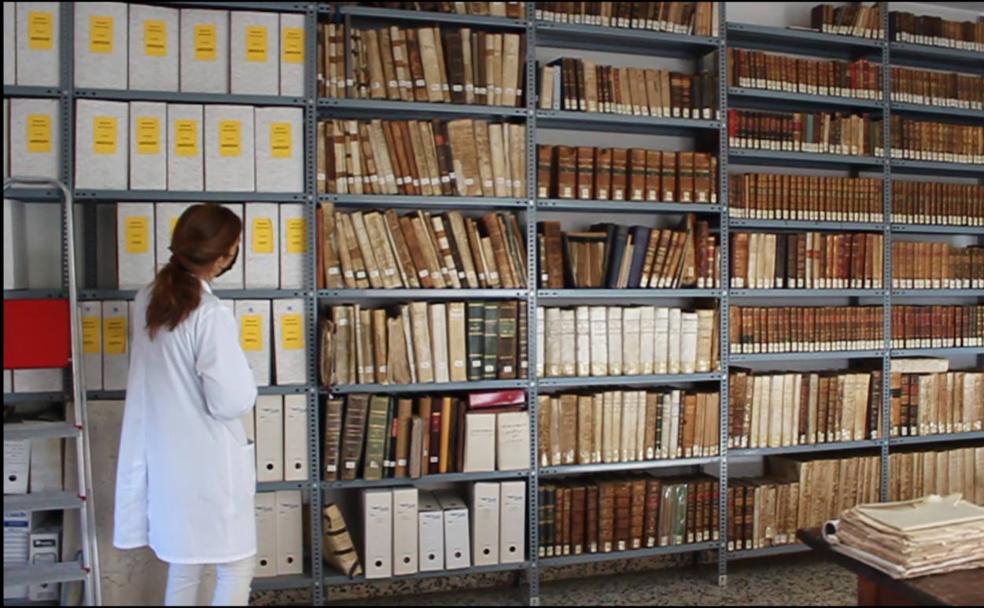 Tan solo dos personas trabajan en este Archivo que guarda miles de documentos centenarios. 