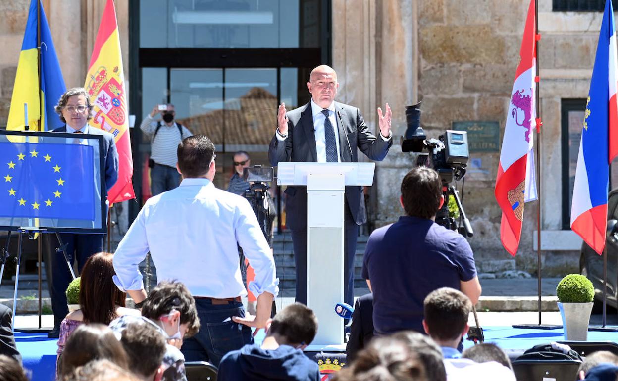 El consejero de la Presidencia, Jesús Julio Carnero, participa en la celebración del Día de Europa en Castilla y León.