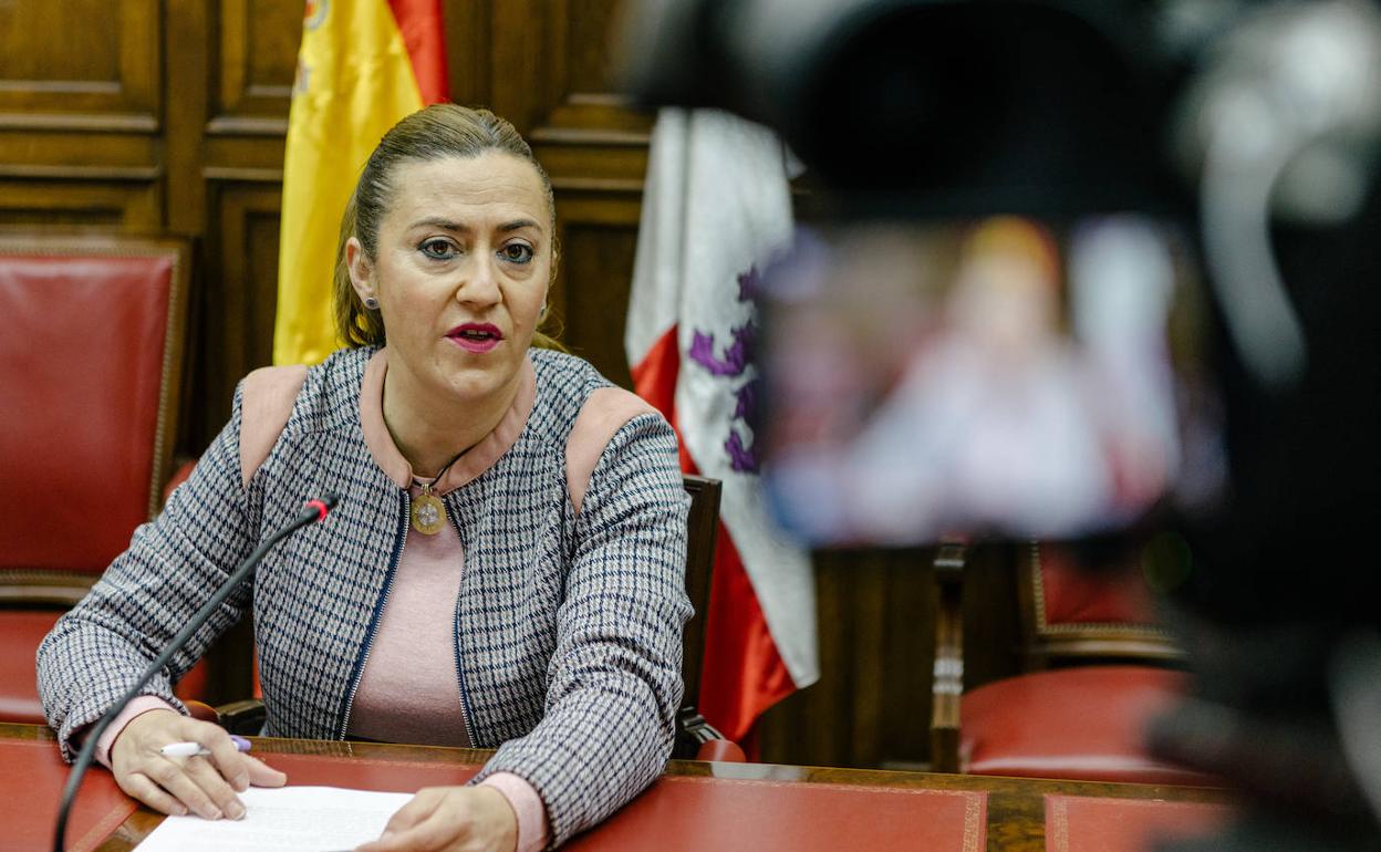 La delegada del Gobierno, Virginia Barcones, informa del plazo de becas.