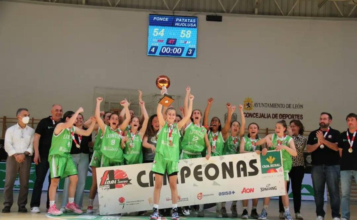 Babypat Hijolusa celebrando el título de campeonas en el Campeonato de España de Clubes. 